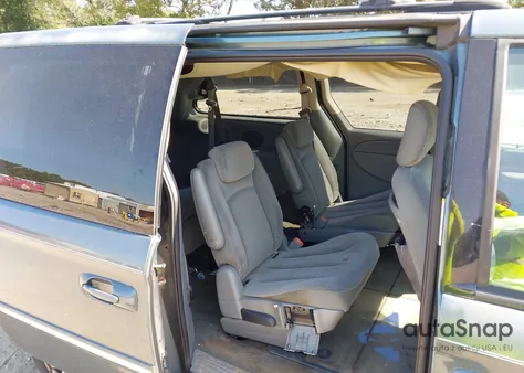 2005 Chrysler Town & Country Touring z USA, uszkodzony, nr VIN 2C4GP54L25R232933